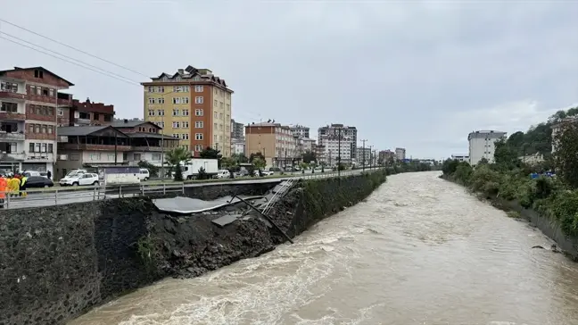 Artvin-Hopa Kara Yolunda Çökme: Ulaşım Kapatıldı