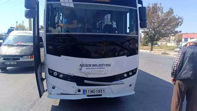 Niğde'de Halk Otobüsü ile Otomobil Çarpıştı, Yaralanan Yok