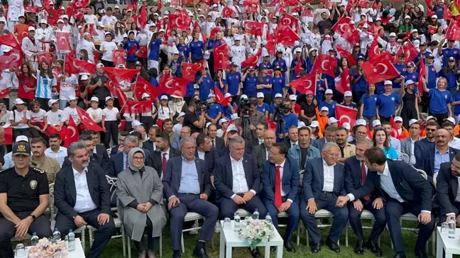 Bakan Bak, Kayseri'de Esnaf ve Spor Okulu Ziyareti Gerçekleştirdi