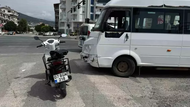 Gazipaşa'da Motosiklet ile Minibüs Çarpıştı: Sürücü Yaralandı