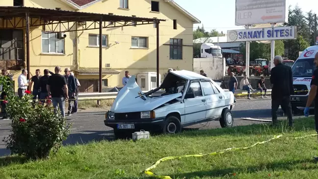 Kütahya'da İşçi Servis Otobüsü ile Otomobil Çarpıştı: 1 Ölü, 9 Yaralı