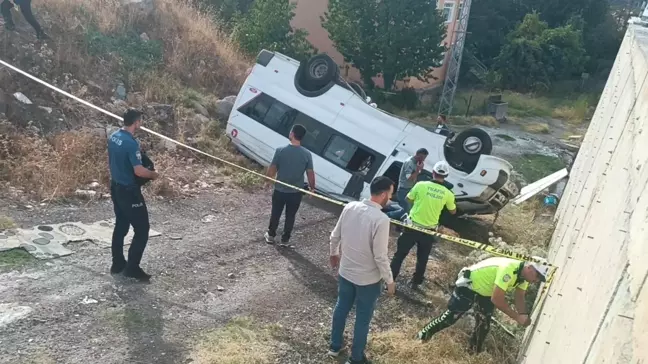 Koyulhisar'da Fındık İşçilerini Taşıyan Minibüs Kaza Yaptı: 14 Yaralı