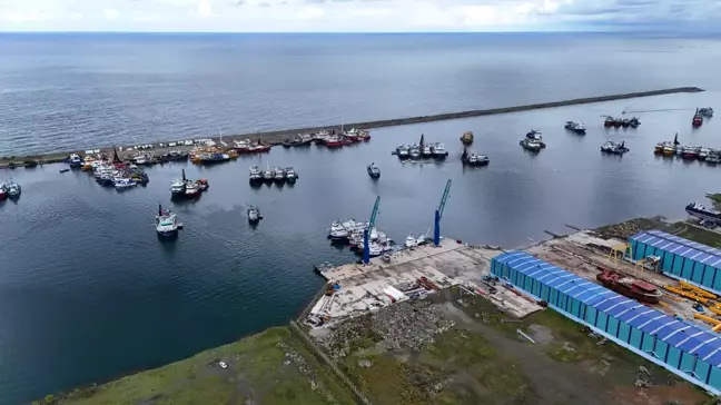 Karadeniz'de Fırtına: 100 Balıkçı Teknesi Limana Sığındı