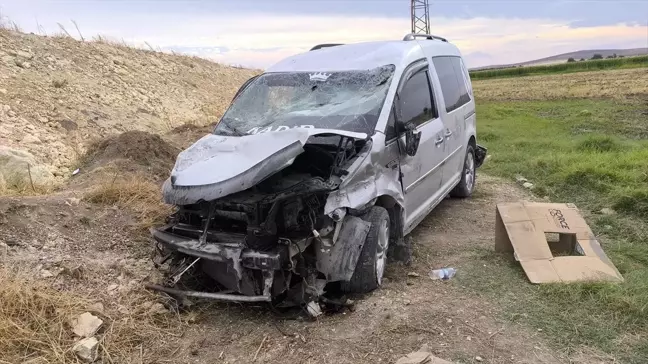 Şanlıurfa'da Otomobil ile Hafif Ticari Araç Çarpıştı: 3 Yaralı