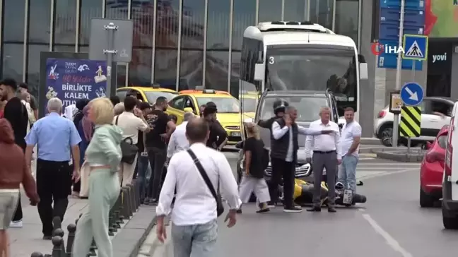 Taksim'de Hatalı Sollama Kazası: Motosiklet ile Lüks Araç Çarpıştı
