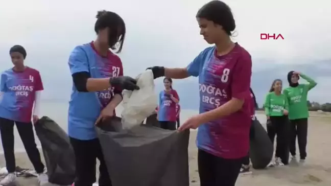 Erciş Spor Kadın Futbol Takımı, Van Gölü Kirliliğine Dikkat Çekti