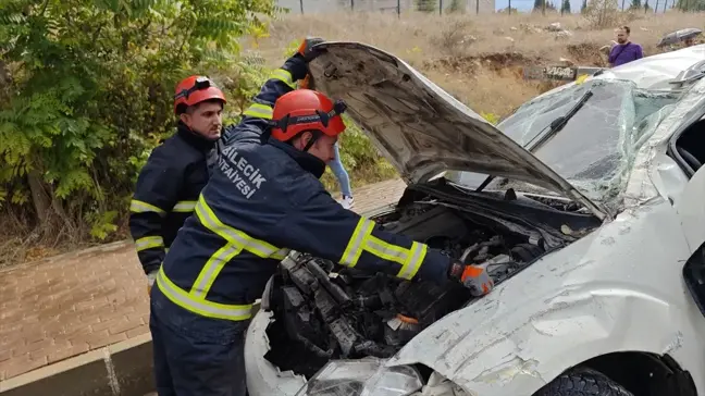 Bilecik'te Araç Devrildi: 4 Yaralı