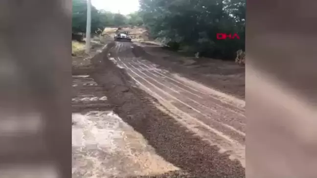 Bitlis Ahlat'ta Sağanak Sele Dönüştü, Belediye Ekipleri Temizlikte