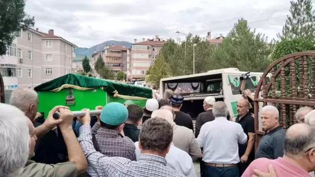 İlahiyatçı Prof. Dr. Mustafa Karataş'ın Annesi Ayşe Karataş Son Yolculuğuna Uğurlandı