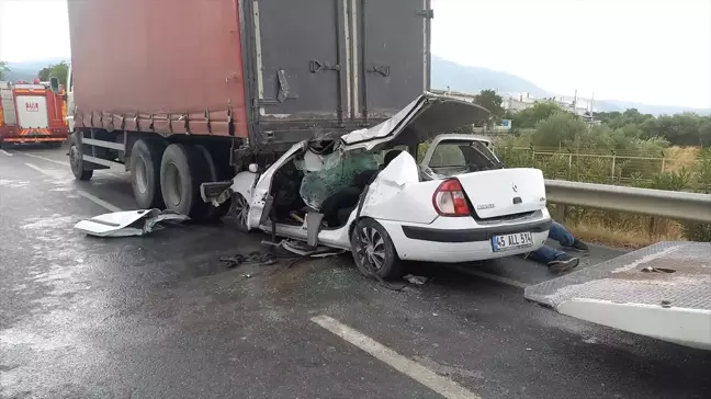 Kamyonla Çarpışan Otomobilin Sürücüsü Hastaneye Kaldırıldı