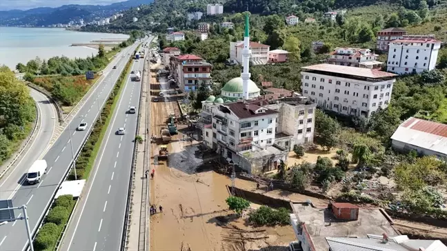 Trabzon'da Aşırı Yağışlar Nedeniyle Taşkın ve Heyelan: Temizlik Çalışmaları Sürüyor