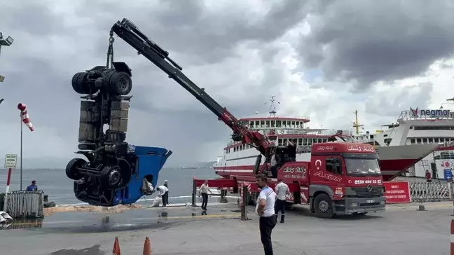 Freni Boşalan Tır Denize Düştü, Yaralanan Yok