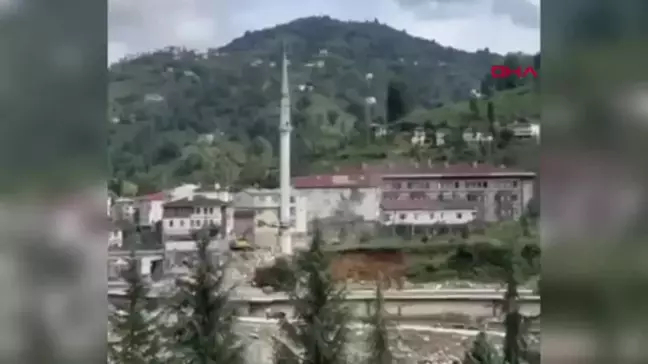 Güneysu'da Köprübaşı Camisi'nin Minaresi Kontrollü Olarak Yıkıldı