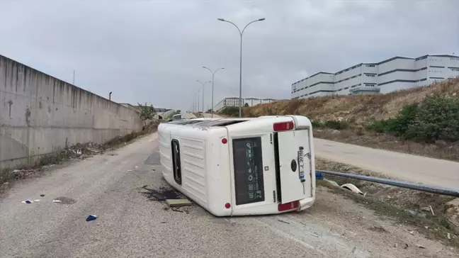 İnegöl'de İşçi Servisi Minibüsü Devrildi, 13 Yaralı