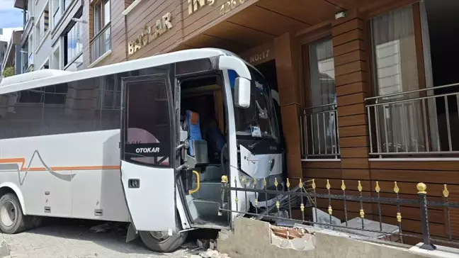 Küçükçekmece'de Kontrolden Çıkan Servis Minibüsü Bine Çarptı