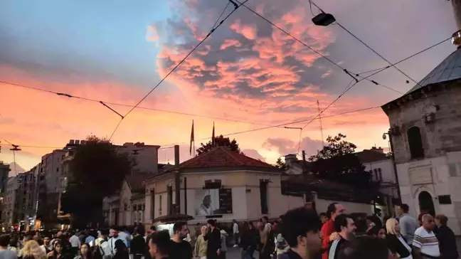 Taksim'de Gün Batımı Kartpostallık Görüntüler Oluşturdu