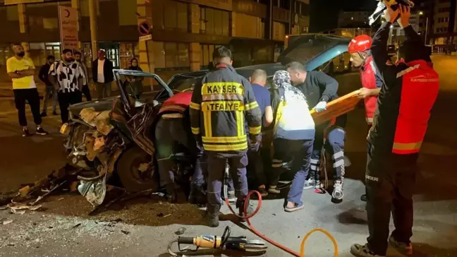 Kayseri'de Halk Otobüsü ile İki Otomobilin Karıştığı Kaza