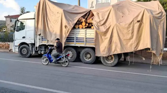 Bursa'da kamyonun devirdiği kütüklerden öğretmen kıl payı kurtuldu