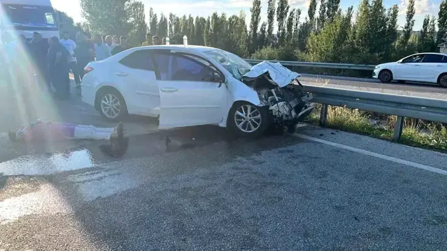 Çorum'da Otomobil ile Traktör Çarpıştı: 4 Yaralı