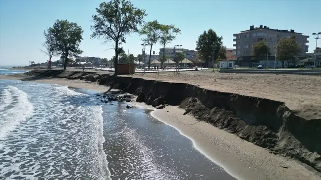 Karasu'da Kıyı Erozyonu Parkı Tehdit Ediyor