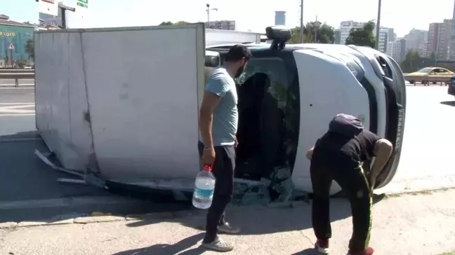 Üsküdar'da Kamyonet Kaza Yaptı: Şoför Yaralandı