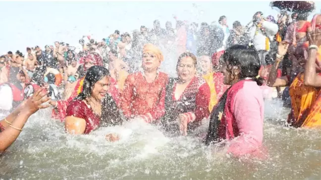 Hindistan'da dini ritüel faciası: 37'si çocuk 46 kişi boğuldu