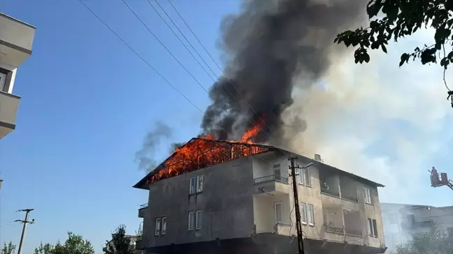 Kartepe'de Kömürlükte Başlayan Yangın, 2 Katlı Evi Sıçrattı