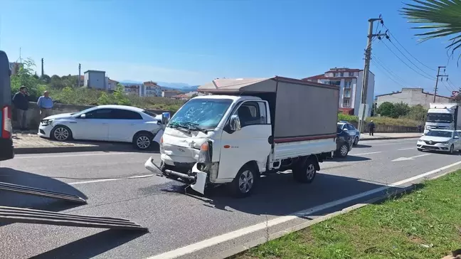 Bafra'da Kamyonetin Otomobile Çarpması Sonucu Bir Kişi Yaralandı