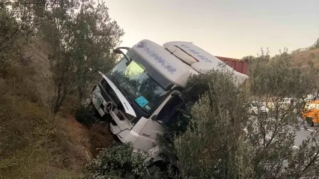 Kocaeli'de Tırın Kontrolden Çıkması Sonucu Sürücü Yaralandı