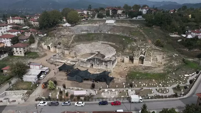 Düzce'deki Antik Tiyatro Kazıları Tarihe Işık Tutuyor