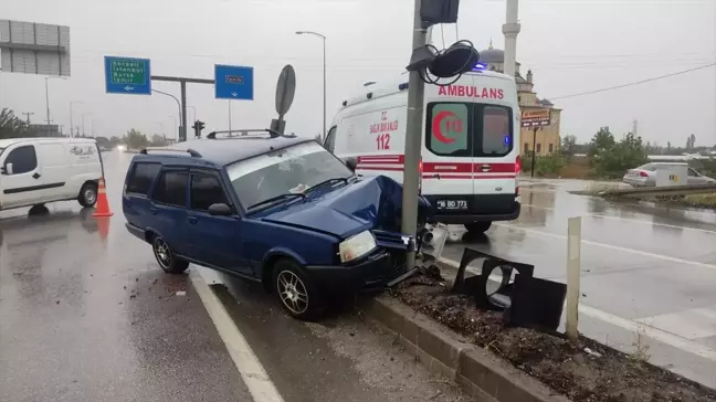 Trafik Lambası Direğine Çarpan Otomobilde İki Yaralı