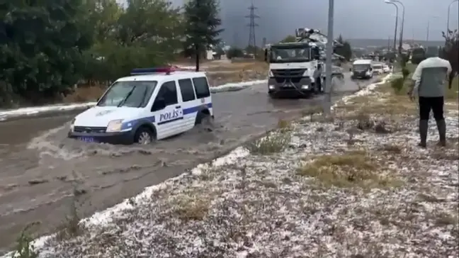 Kütahya'da Dolu ve Sağanak Semt Pazarını Su Bastı