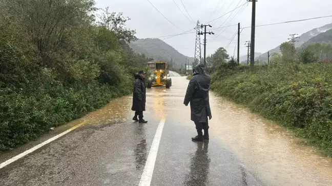 Bartın'da Şiddetli Yağışlar Dereyi Taşırdı, İnkumu Yolu Su İle Doldu