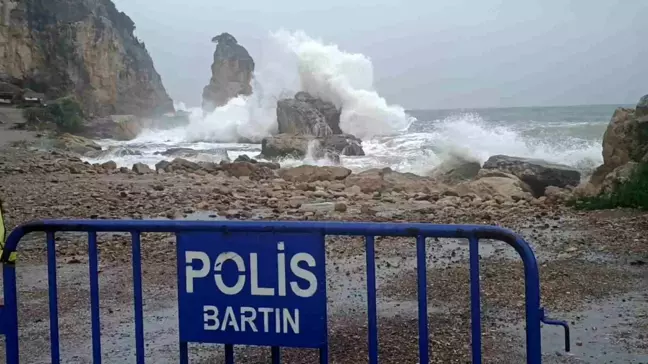 Karadeniz'de Fırtına Uyarısı: Dalgalar 15 Metreye Ulaştı