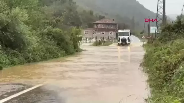 Bartın'da Sağanak Yağış Sonrası Yolda Su Birikintisi Oluştu