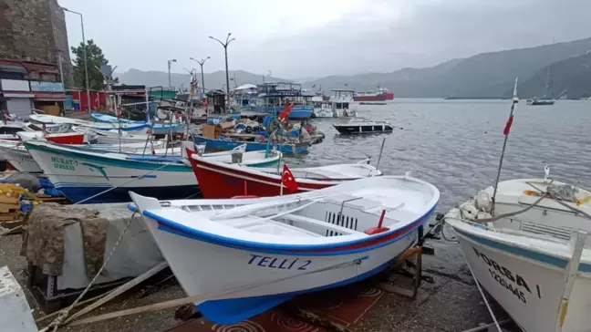 Karadeniz'deki Fırtına Nedeniyle Oruç Reis ve Diğer Gemiler Amasra Limanı'na Sığındı