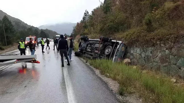 Bolu'da Yağışlı Havada Pikap Kazası: 4 Yaralı