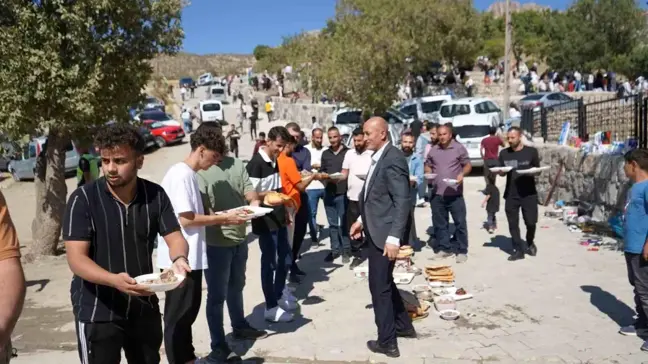 Balveren Beldesi'nde Geleneksel Mezarlık Ziyareti ve İkram Sofraları