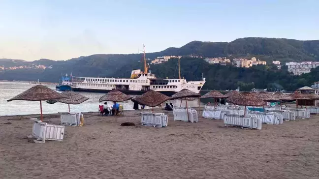 Amasra Limanı'nda fırtınada çapası hasar alan vapur sürüklenerek karaya oturdu