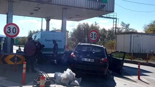 Bolu'da Otoyol Gişelerinde Kaza: Sürücü Hayatını Kaybetti, Eşi Yaralandı