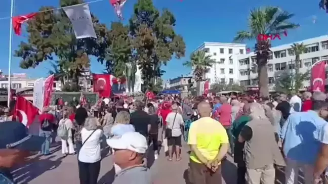 Ayvalık'ta Atatürk Heykeline Saldırı Protesto Edildi