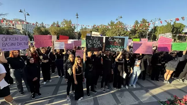 Burdur'da Öğrencilerden Kadına Yönelik Şiddet Protestosu