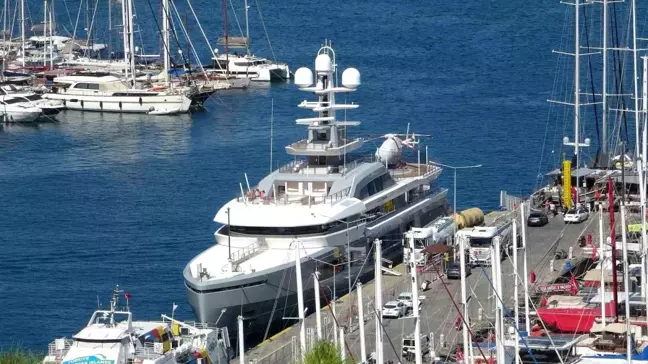 Fethiye'de Lüks Mega Yat 'Cloudbreak' 65 Ton Akaryakıtla İkmal Edildi