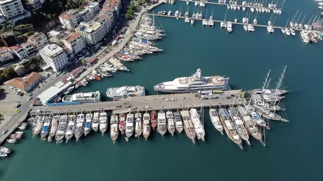 Lüks 'Cloudbreak' Yat, Fethiye Limanı'na Yakıt İkmal İçin Bağlandı