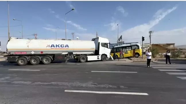 Nusaybin'de Tanker ve Minibüs Çarpıştı: 1 Yaralı