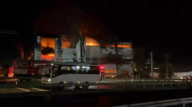 Çerkezköy'deki Kozmetik Fabrikasında Yangın: Patlama Sesleri Korkuttu