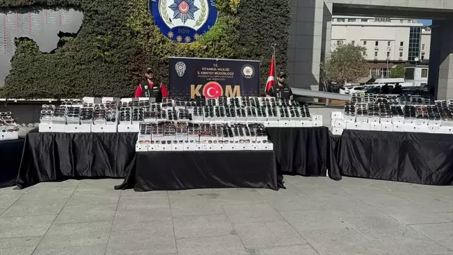 İstanbul'da Kaçak Güneş Gözlüğü Operasyonu: 236 Bin Ürün Ele Geçirildi