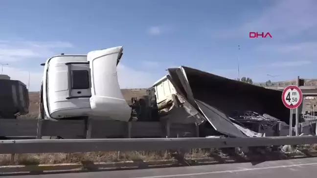 Sivas'ta Mermer Yüklü TIR Devrildi, Şoför Yaralandı