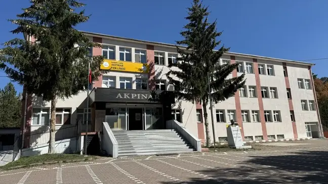 Akpınar Fen Lisesi'nin Tarihsel Sergi Alanı Öğrencilere Geçmişi Anlatıyor