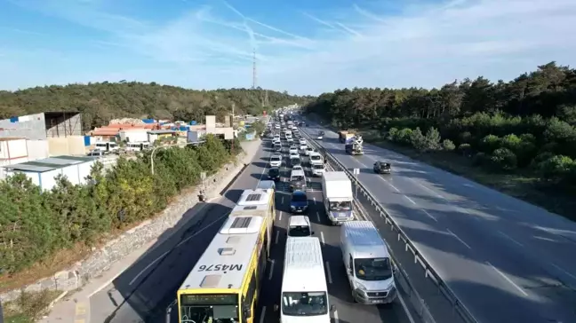 Arnavutköy'de Yol Çalışması Trafiği Kilitledi